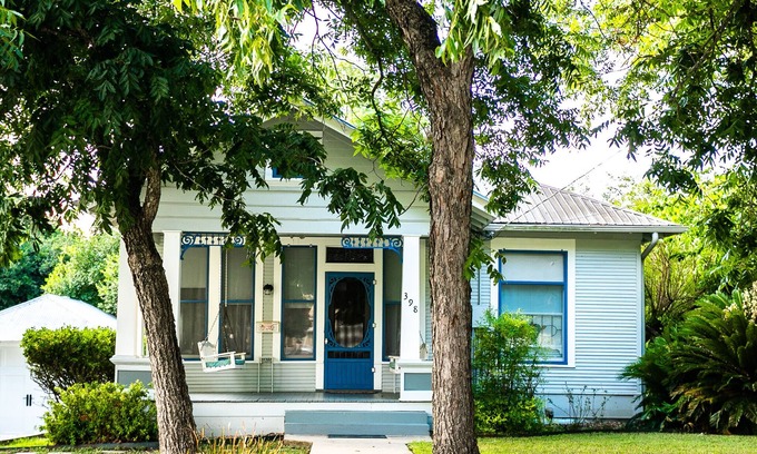 New Braunfels House | Free Tubes & River Access: Vintage Home with Private Deck