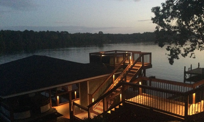 Albemarle House | Experience Lake Views & Free Tritoon Boat with Stay