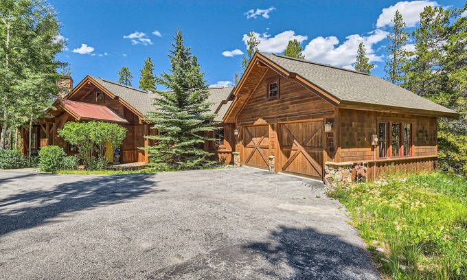 The Highlands House | Enjoy VIP Shuttle Service in a Desirable Neighborhood!