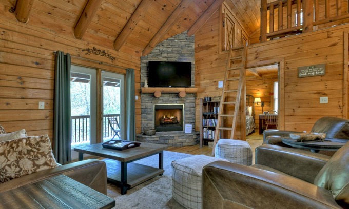 McCaysville Cabin | Adventure Awaits: Free Rafting & Ziplining Near Blue Ridge