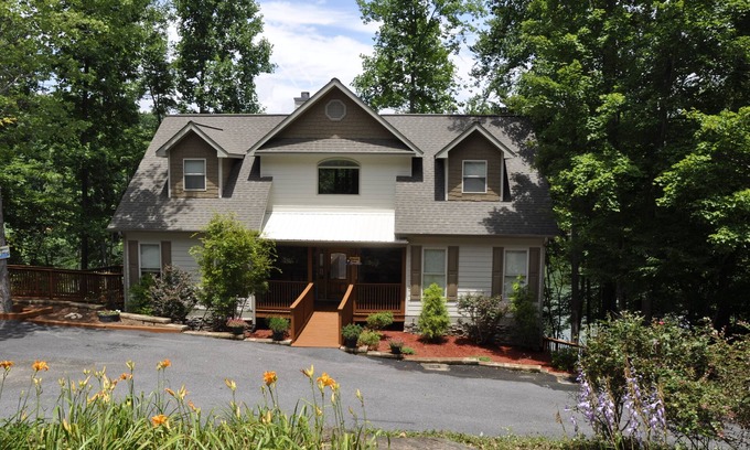 Blairsville Cabin | Relaxing Retreat with Free Wi-Fi and Private Dock Access