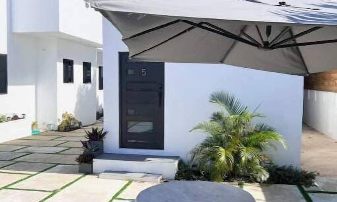 Whitehouse Apartment | Relaxing Retreat: Free WiFi & Steps from the Beach
