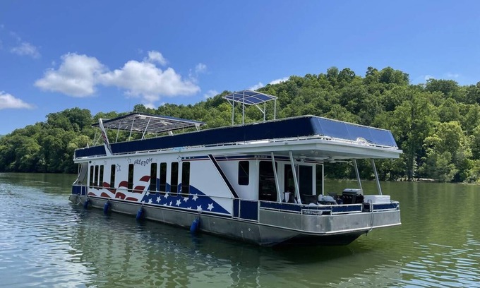 Byrdstown Boat Rental | Experience Freedom at Your Home Away from Home on the Water