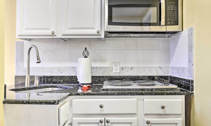 Freeport's Nautical Mile House | Cozy Freeport Guesthouse - Steps from Nautical Mile Awaits!