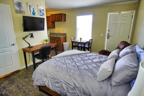 Lake Jackson Apartment | Guest Rated: Freeport Studios with Ocean View & Private Beach
