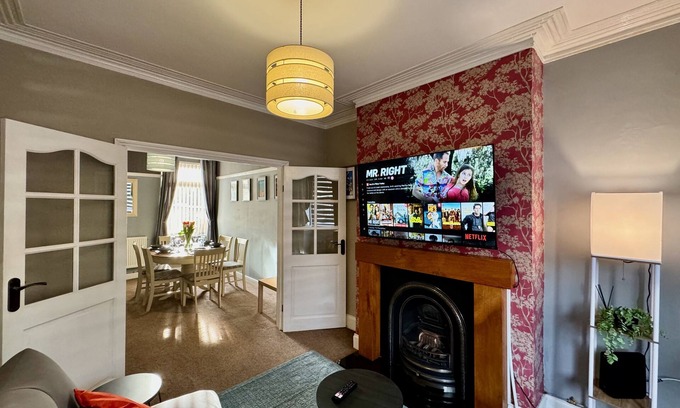 Cleethorpes House | Beachside Retreat at Freeston House with Family Amenities