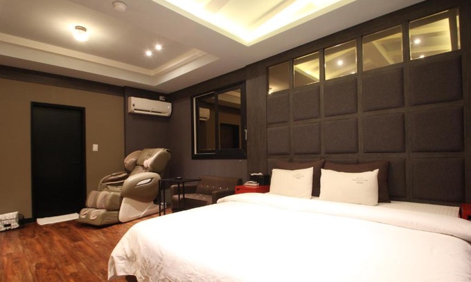 Jinhae Hotel | Budget-Friendly French Code Hotel with Hot Tub & Breakfast