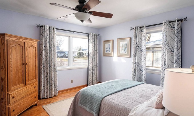 La Crosse House | Cozy French Island Bungalow with Hot Tub & Lake View