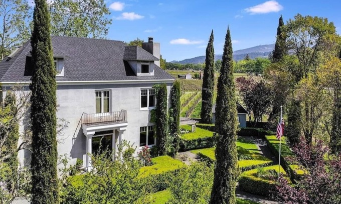 Calistoga Villa | Idyllic French Provencal Chateau in Napa with Spa Amenities