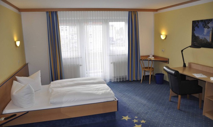 Handelshafen House | Cozy French Room at Sleep & Go Hotel Magdeburg