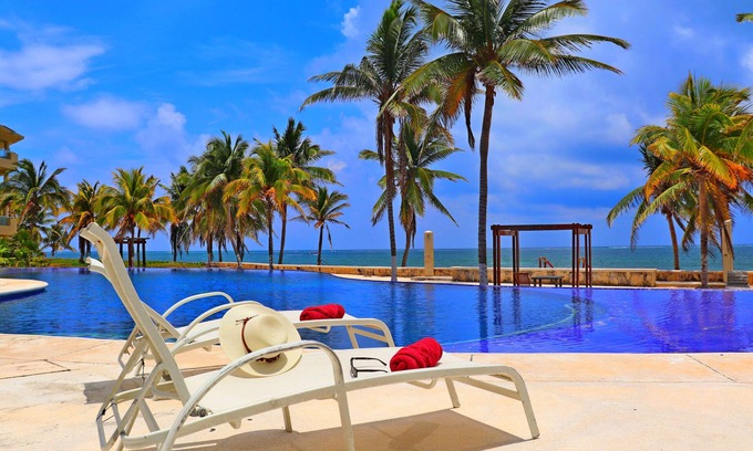 Puerto Morelos Apartment | Beachfront Retreat with Jacuzzi, King Bed & Pool Access