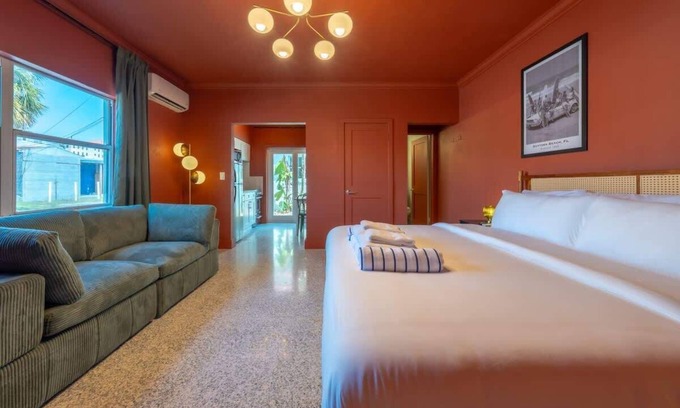 Bay Esplanade Apartment | Relaxing Oceanfront Retreat with Pool and Kitchen Access