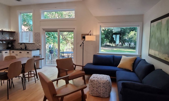 East Riverside House | Bright and Inviting Retreat Near Magnolia Silos & Stadium