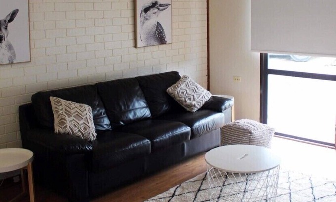 Kingscote Apartment | Relaxed 2-Bedroom Apartment Steps from the Beach