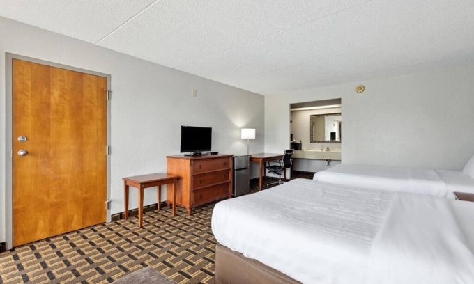 Greeneville Hotel | Fresh Room Near Local Eats With Pets Welcome and Parking