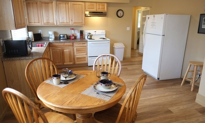 Cascade Apartment | Beautiful 2-Bedroom Suite with Kitchen in Cascade #1