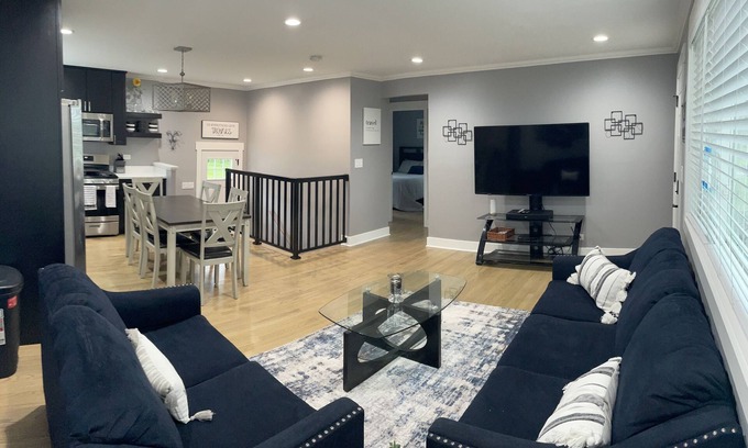 Des Plaines House | Immaculate Home Getaway with Child-Friendly Amenities
