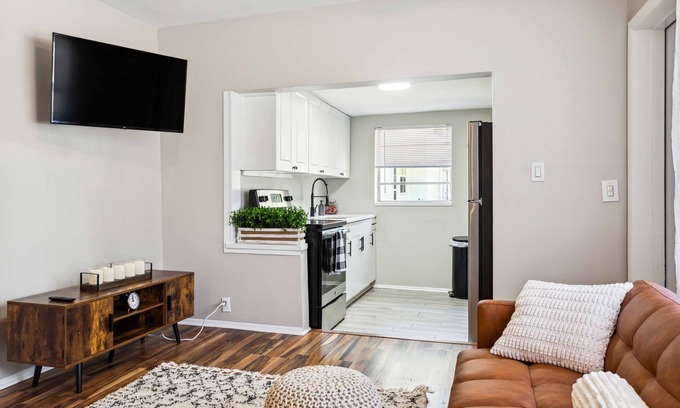 Ballast Point House | Renovated One Bedroom Apartment with Pet-Friendly Amenities