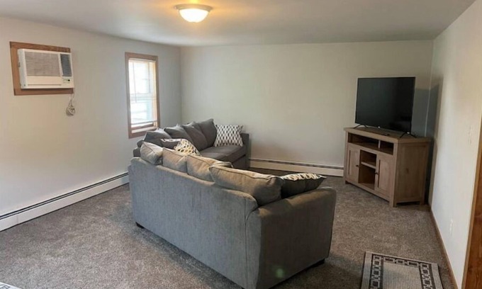 Reedsburg Apartment | Updated Apartment with Spa and Hot Tub for Family Fun