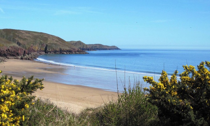 Pembroke Apartment | Oceanfront Freshwater Bay Holiday Cottages - Rated 9.6/10