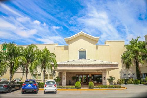 Torreon Hotel | Discover Fresno Galerias: 4-Star Getaway with Pool & Breakfast