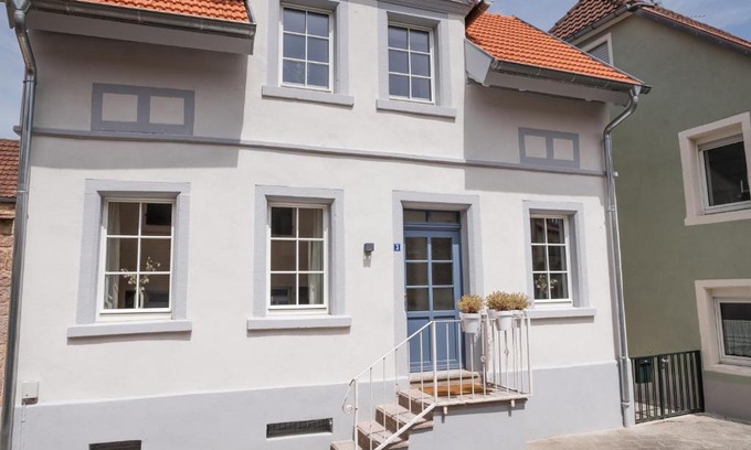 Wachenheim an der Weinstrasse Apartment | Pet-Friendly FREYZEIT Häuschen with Ocean Views in Wachenheim