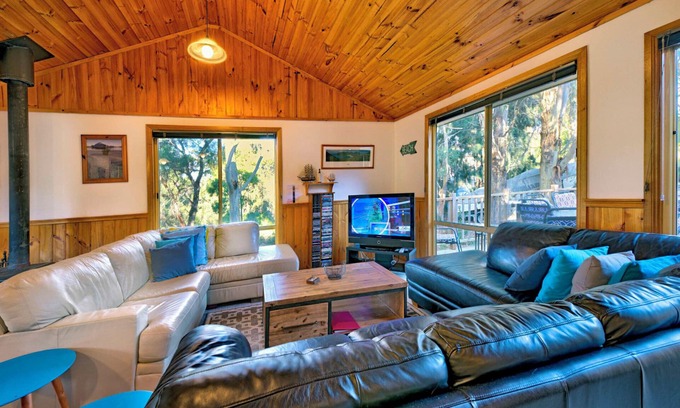 Coles Bay House | Nature Retreat: Free WiFi, Wood Fire & Oceanfront Views