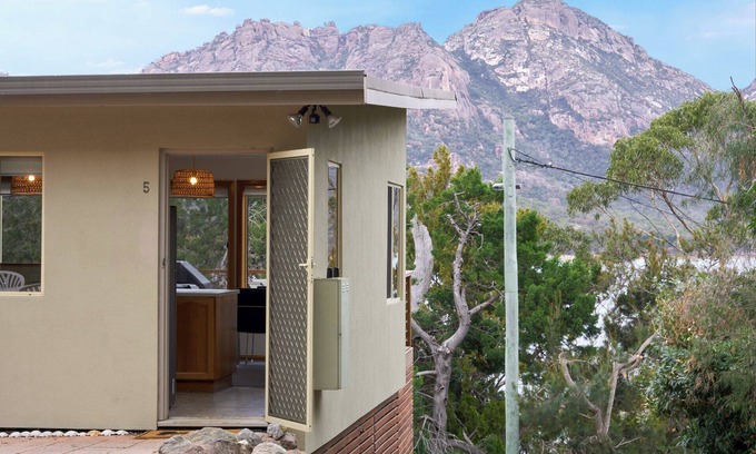 Coles Bay Apartment | Scenic Ocean & Mountain Views with Free WiFi and Spa