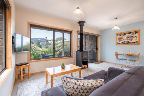 Coles Bay Apartment | Inviting Freycinet Stone Studio 6 - Mica with Family-Friendly Amenities