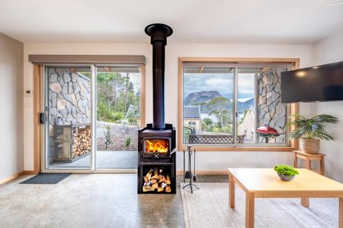 Coles Bay Apartment | Oceanfront Freycinet Stone Studio 7 - Quartz with Views