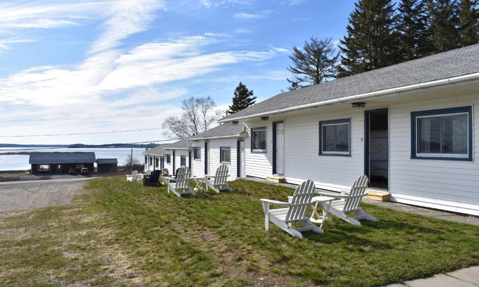 Welshpool Hotel | Pet-Friendly Retreat at Friars Bay Inn & Cottages