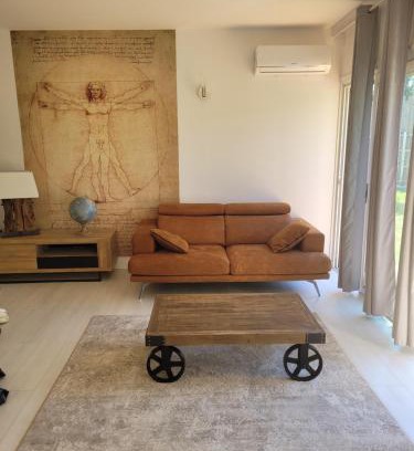 Bievres Apartment | Inviting House with Garden: Family-Friendly Retreat