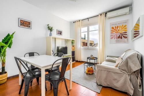 el Fort Pienc Apartment | Discover Arc De Triomf - Pet Friendly & Family Ready Stay