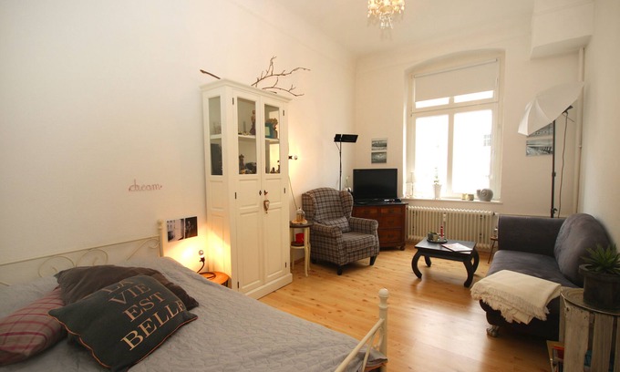 Oberbilk Apartment | Friedrichstadt: Cozy Altbau Apartment with Balcony Near Kö