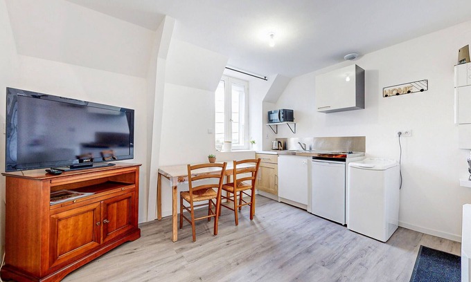 Ecartelee-Bonabry-Orieres-Paron Apartment | Cozy Apartment with Spa & Kitchen in Fougeres Town Center