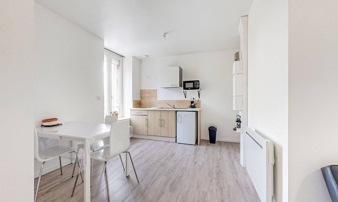 Ecartelee-Bonabry-Orieres-Paron Apartment | Cozy Apartment with Kitchen in the Heart of Fougeres
