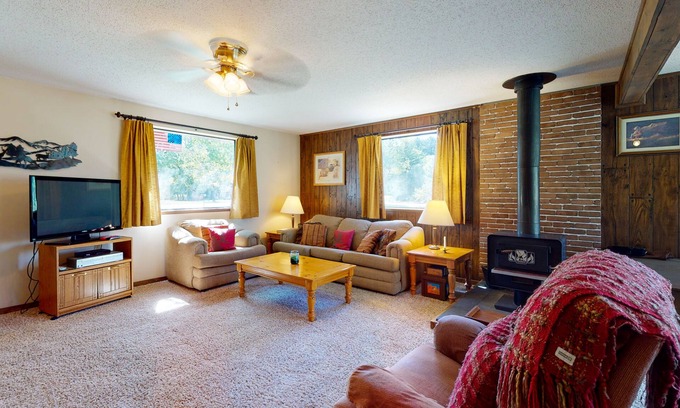 Ponderosa Pines Cabin | Cozy Cabin with WiFi & Wood-Burning Stove Near Rio Grande