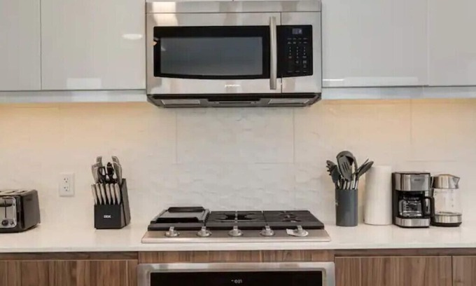 Sunnyside Condo | Welcoming City Suite in Kensington with Family Amenities