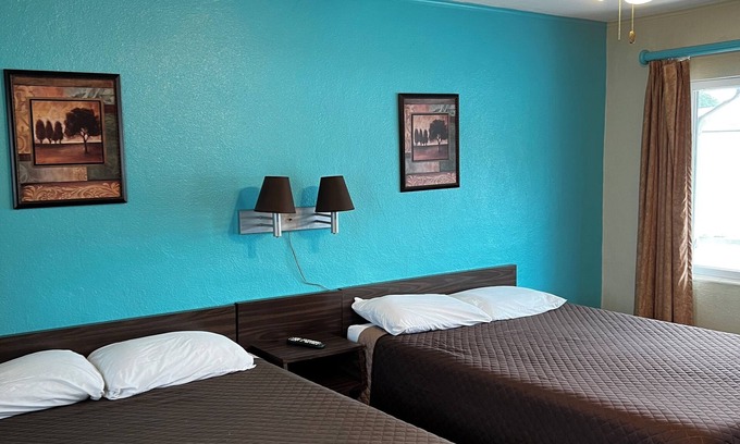 Edgewater House | Inviting Boutique Motel 6 with Pool & Pet-Friendly Stays