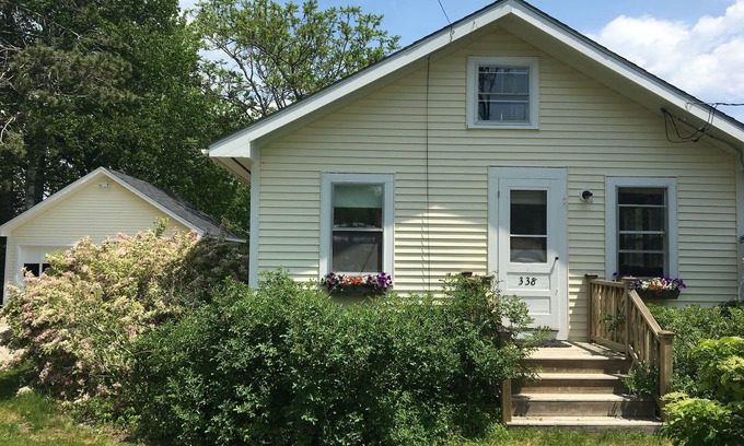 Blue Hill House | Cozy Blue Hill Cottage - Perfect for Families and Breakfast