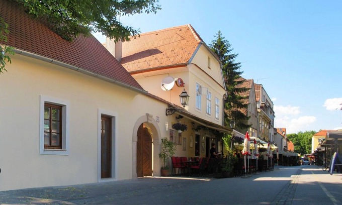 Donji Grad Apartment | Ideal Retreat for Groups in Old Town with Breakfast Included