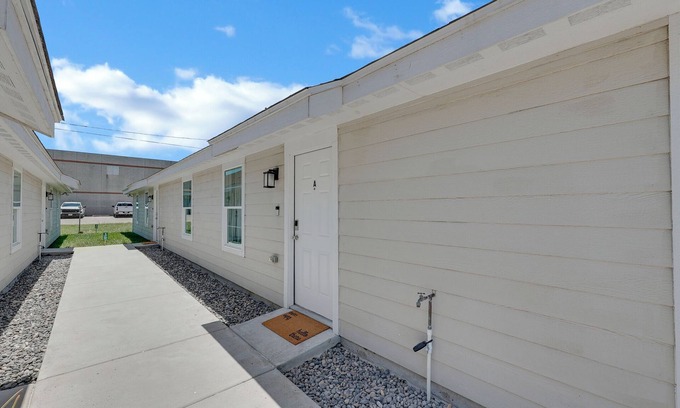 Harlingen Apartment | Pet-Friendly Retreat at The Petal House with Spa & Breakfast