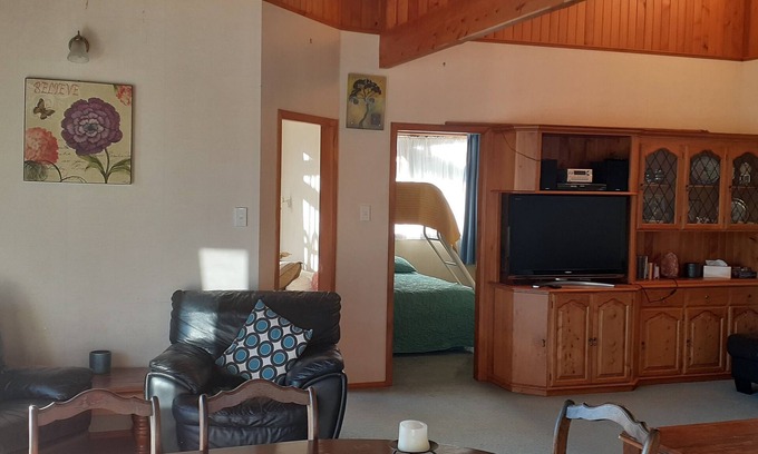 Raukawa House | Top-Rated Family-Friendly Rural Retreat with Pool & Breakfast