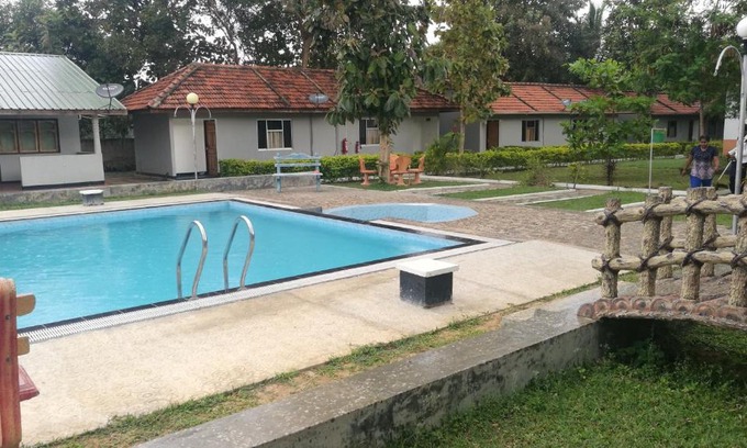 Kilinochchi Hotel | Discover Friends Paradise with Ocean View and Pool Access