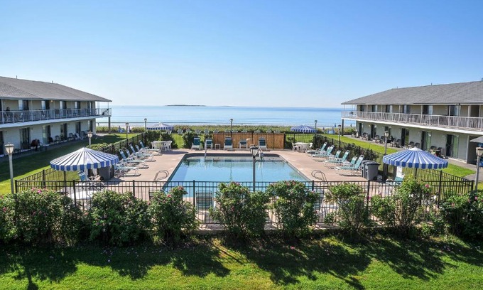 Old Orchard Beach Hotel | Oceanfront Retreat at Friendship Oceanfront Suites