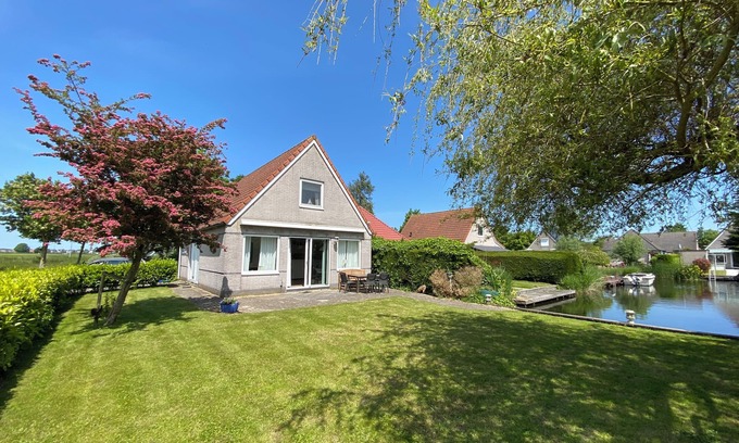 Medemblik Resort | Friesenhuisje directly on the Ijsselmeer with three bedrooms for 6 people