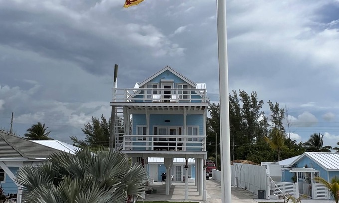 Cherokee House | Oceanfront Frigate House with Pool on Casaurina Beach