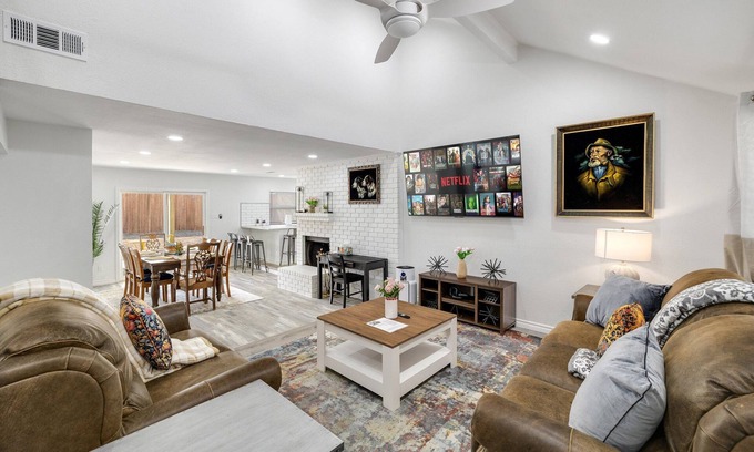 Frisco House | Frisco 4-bedrooms Getaway Hometel with Spa and Outdoor Kitchen