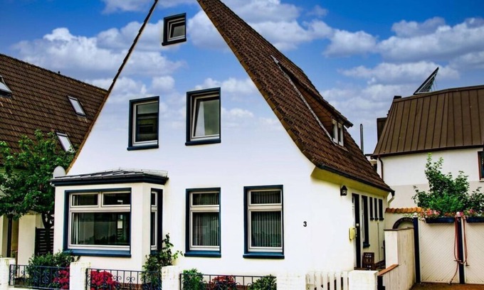 East Frisian Islands House | Relax at Frisian House Norderney with Ocean View & Breakfast