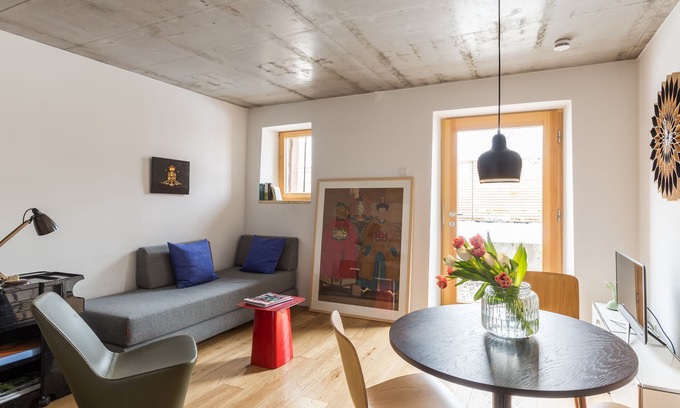 Gundelfingen Apartment | FRIZ 2: Unique Design-Apartment in Historic Barn
